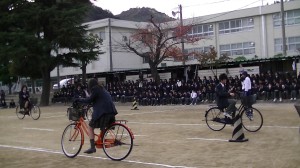 携帯電話を使用しながらの自転車を運転する危険性 携帯電話を使用しながらの自転車を運転する危険性
